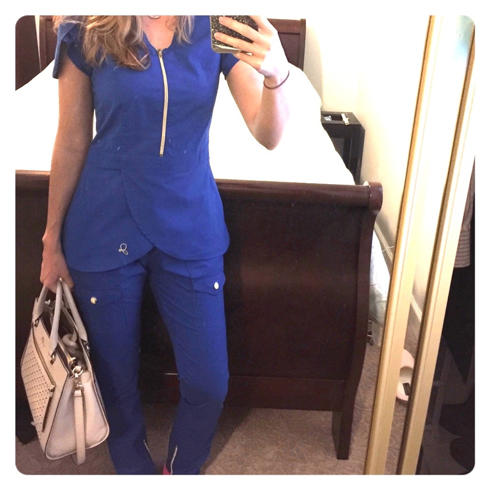Jaanuu scrub set